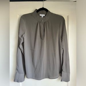 Ruffle, professional work blouse sz M. nwt. Calvin Klein. Gray